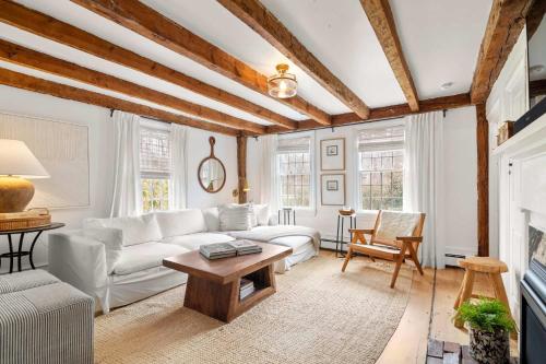 Renovated Cozy Cabin 5 Min to Beach — 4-Star Luxury Hotel in Barnstable, United States