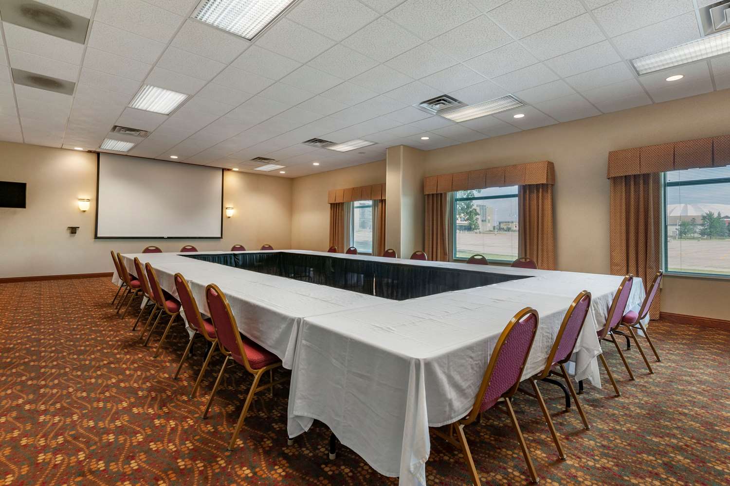 Clarion Suites Central - photo 26