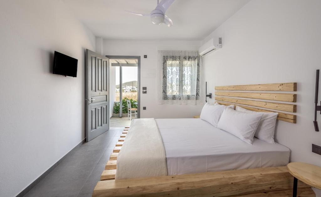 Amelia Deluxe Rooms — 4-Star Luxury Hotel in Adamas, Greece