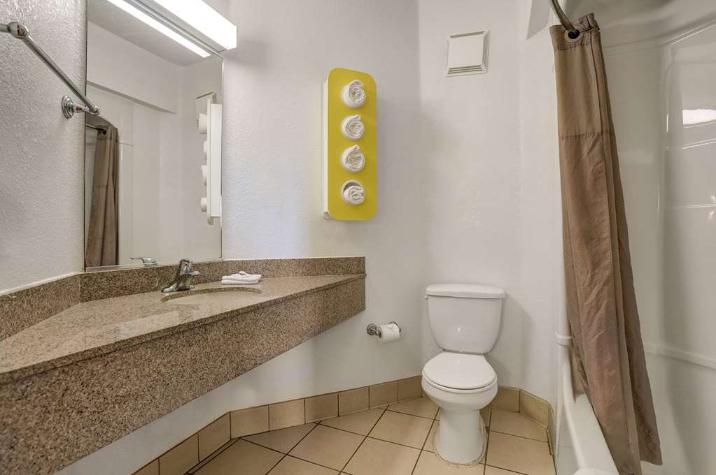 Howard Johnson by Wyndham Lemoore - photo 17
