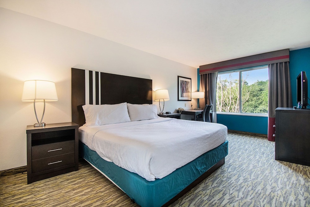 Holiday Inn Express & Suites Omaha West by IHG - photo 16