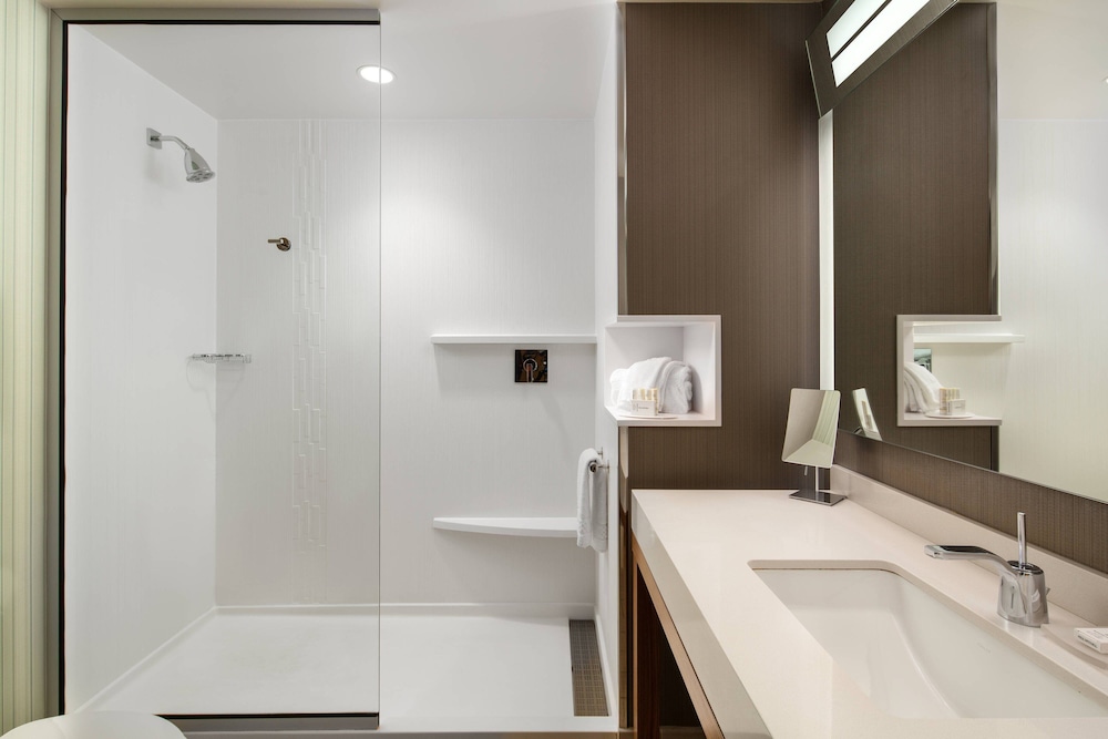 Courtyard by Marriott Erie Bayfront - photo 32