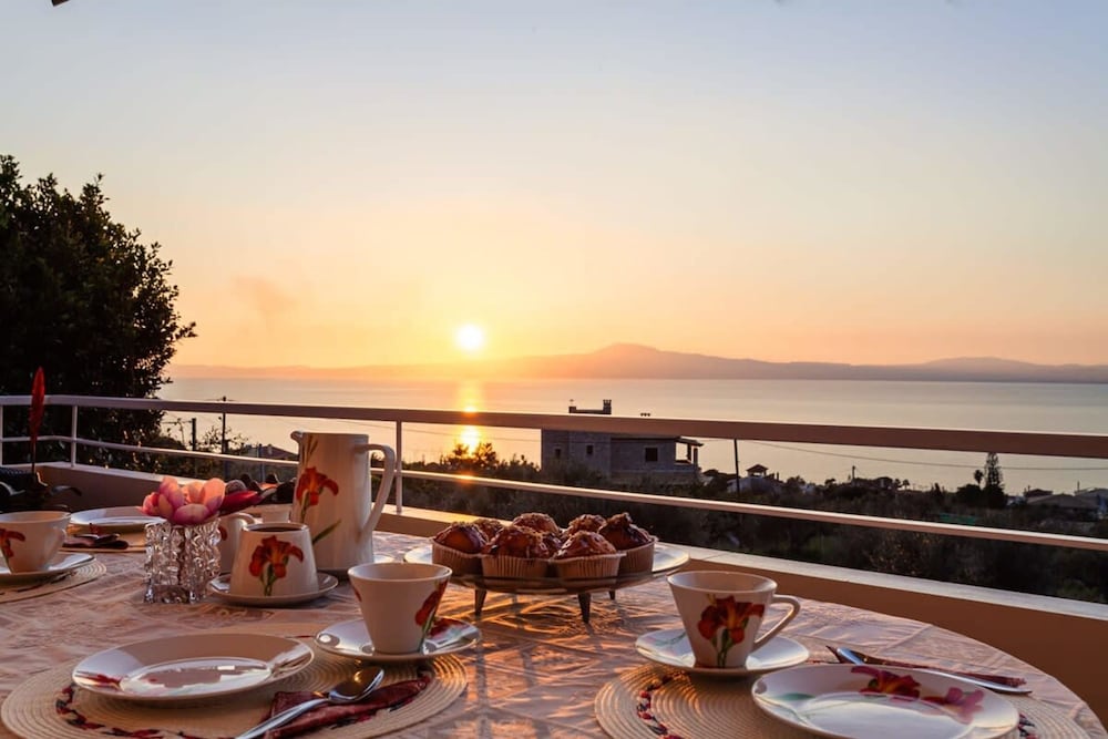 Verga Sunset Gem Ilia Seaview Private Retreat in Kalamata, Greece