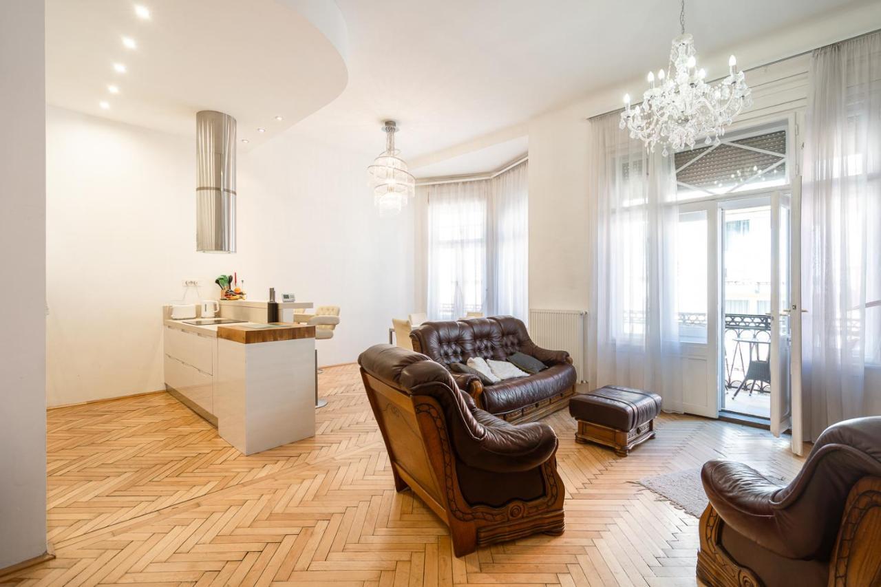 Garys bright and spacious two bedroom flat near Danube — 4-Star Luxury Hotel in Budapest, Hungary