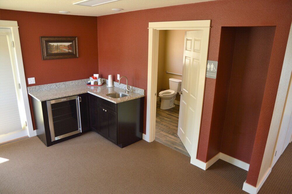 Astoria Crest Motel - photo 83