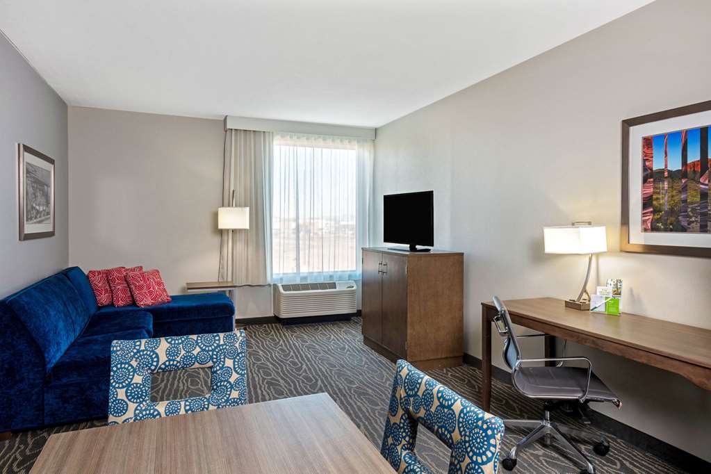 La Quinta Inn & Suites by Wyndham Kingman - photo 34