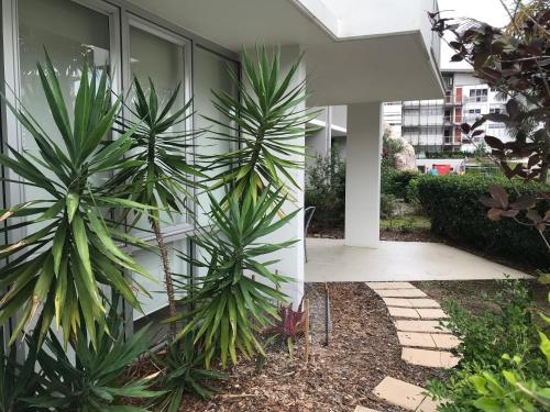 One Bright Point Euodia Unit 1102 — 4-Star Luxury Hotel in Nelly Bay, Australia