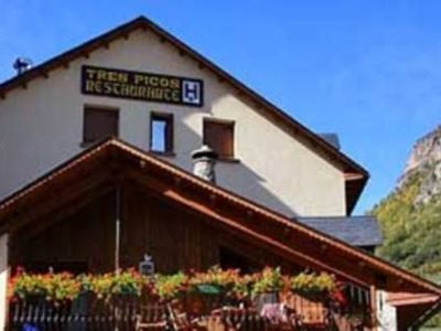 Hotel Tres Picos — Sahun — photo 2