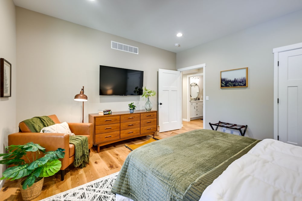 Chic Wisconsin Retreat w Deck Grill & Fire Pit in Wisconsin Dells, United States