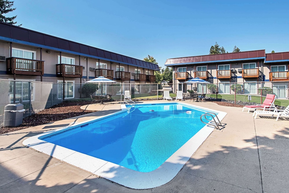 Rodeway Inn Enumclaw Mount RainierCrystal Mountain - photo 2