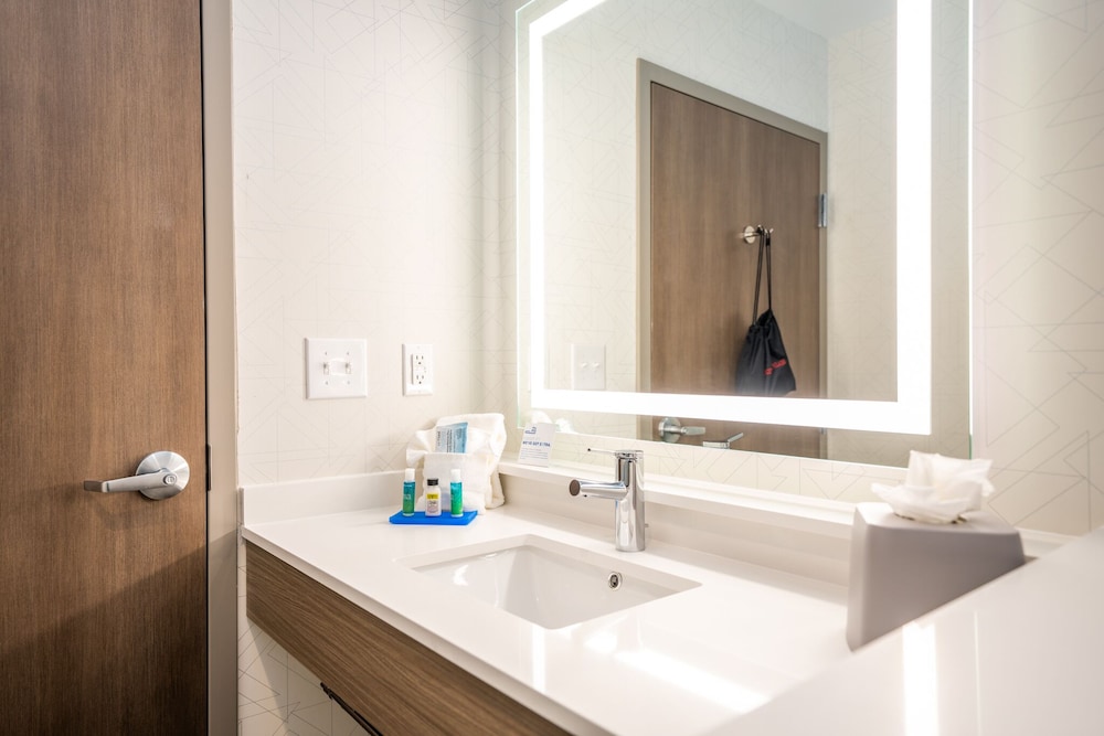 Holiday Inn Express & Suites Charlottesville by IHG - photo 68