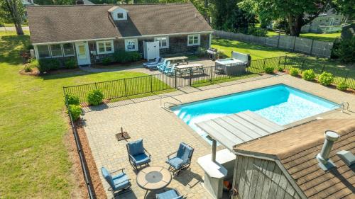 Sleeps 14 Home w Pool Great for Families — 4-Star Luxury Hotel in Harwich, United States