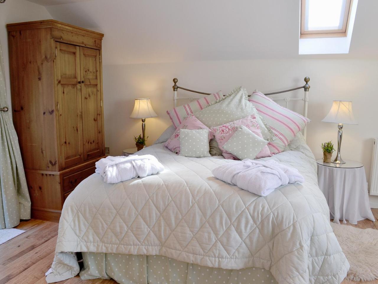 The Little House — 5-Star Luxury Hotel in None, United Kingdom
