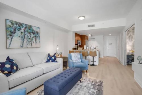 Stylish 1BR Condo Rooftop Pool Close to Beach — 4-Star Luxury Hotel in Boynton Beach, United States
