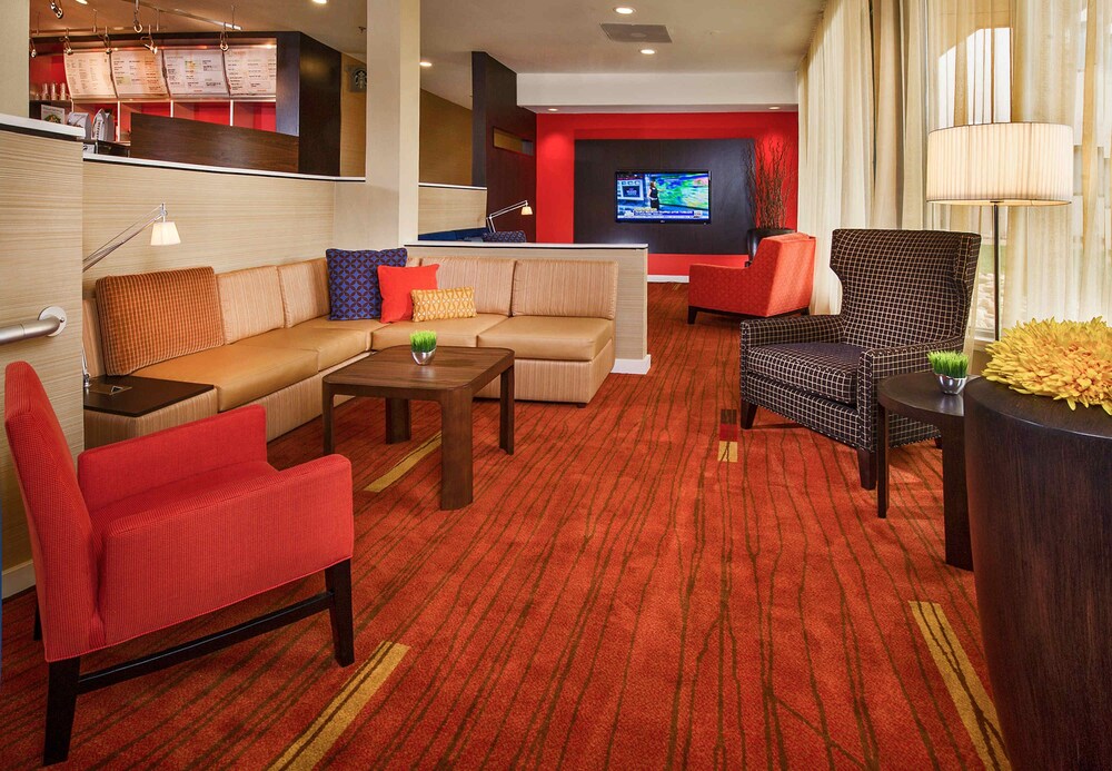 Courtyard by Marriott Hampton - photo 2