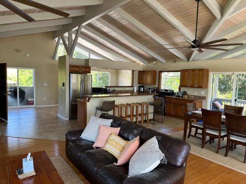 Ocean views indoor and outdoor brilliance — 4-Star Luxury Hotel in Hale'iwa, United States