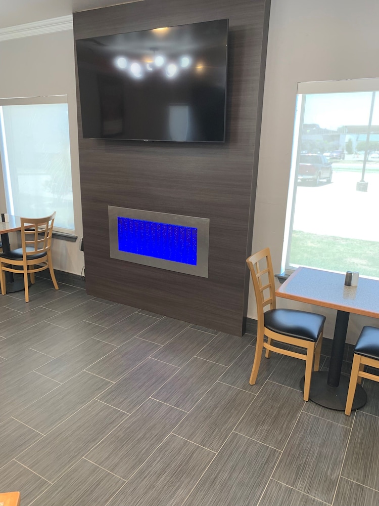 Howard Johnson by Wyndham Oklahoma City Airport Fairgrounds - photo 3