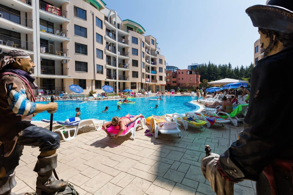 Studio For Family With Kitchenette And Pool View — Nesebar