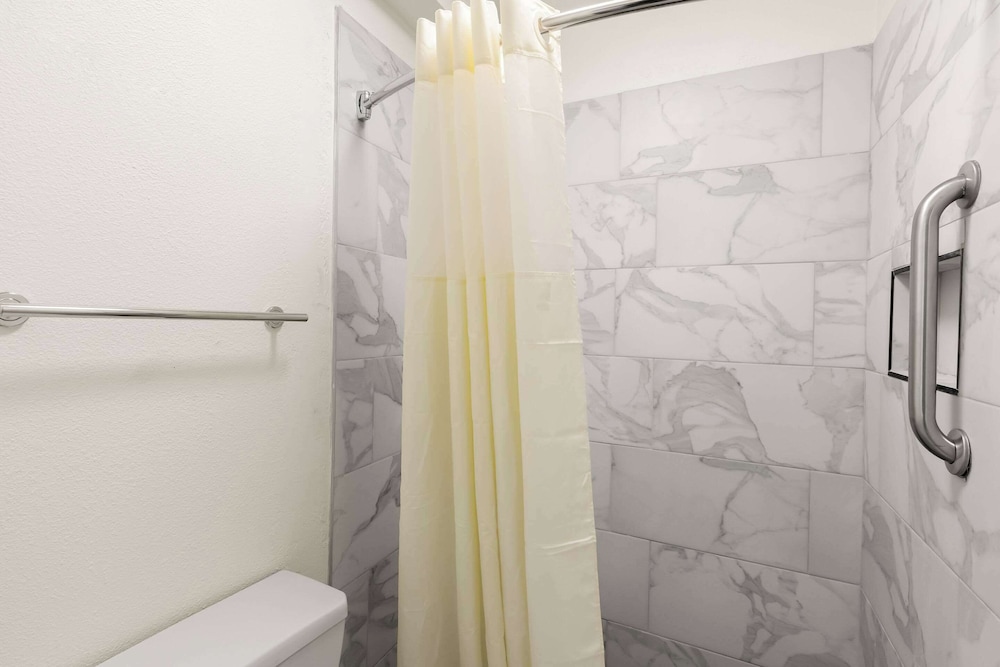 Clarion Pointe Kennesaw Town Center - photo 23