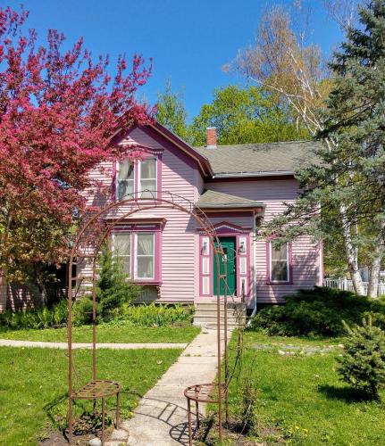 Gwen's Place Private 2nd Floor — 4-Star Luxury Hotel in Saint Ansgar, United States