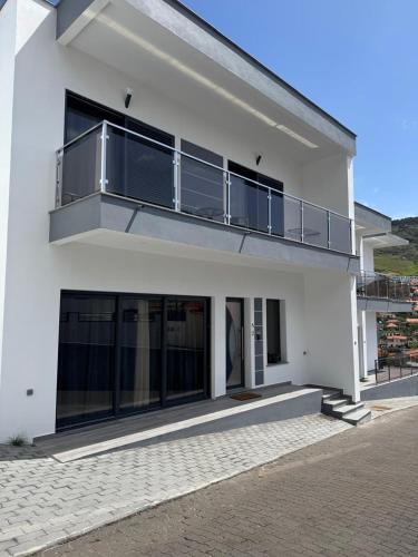 B BEAUTIFUL 2 Bedroom Modern Townhouse with Private Parking — 4-Star Luxury Hotel in Machico, Portugal