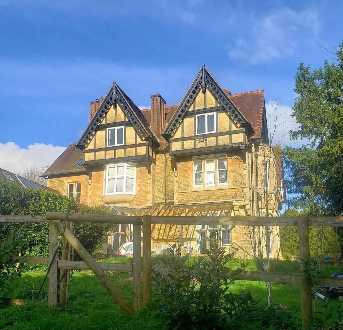 Lovely 3 Bed Condo 17838811 — Reigate