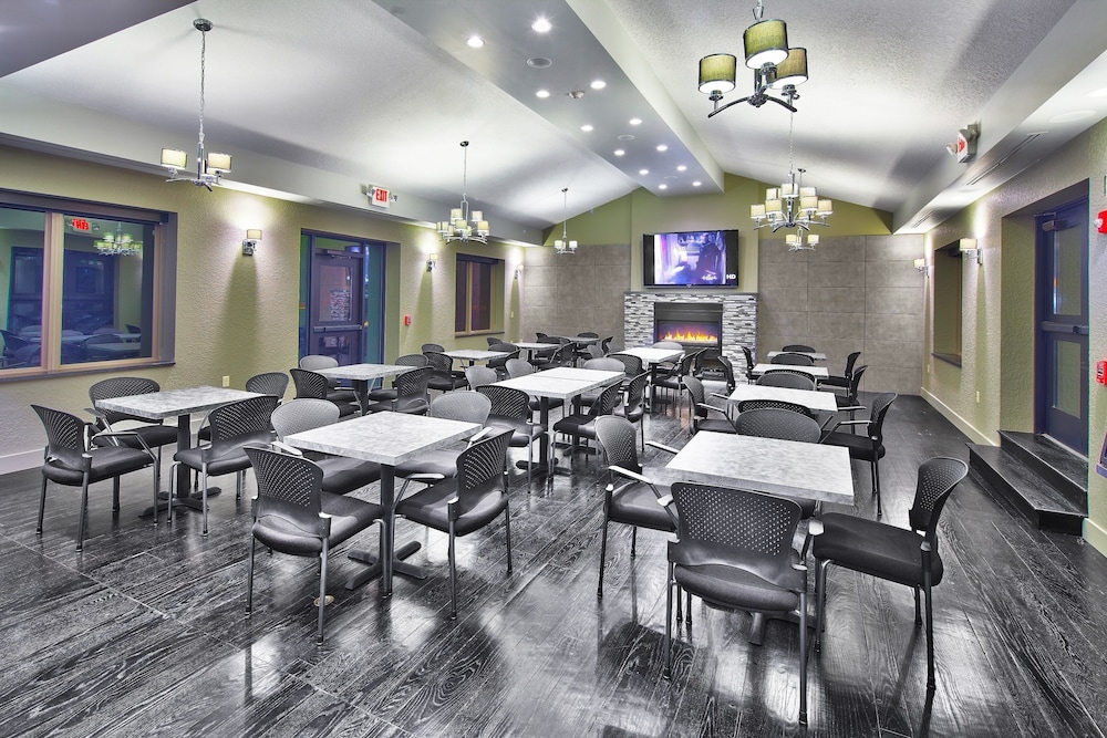East Avenue Inn & Suites - photo 34