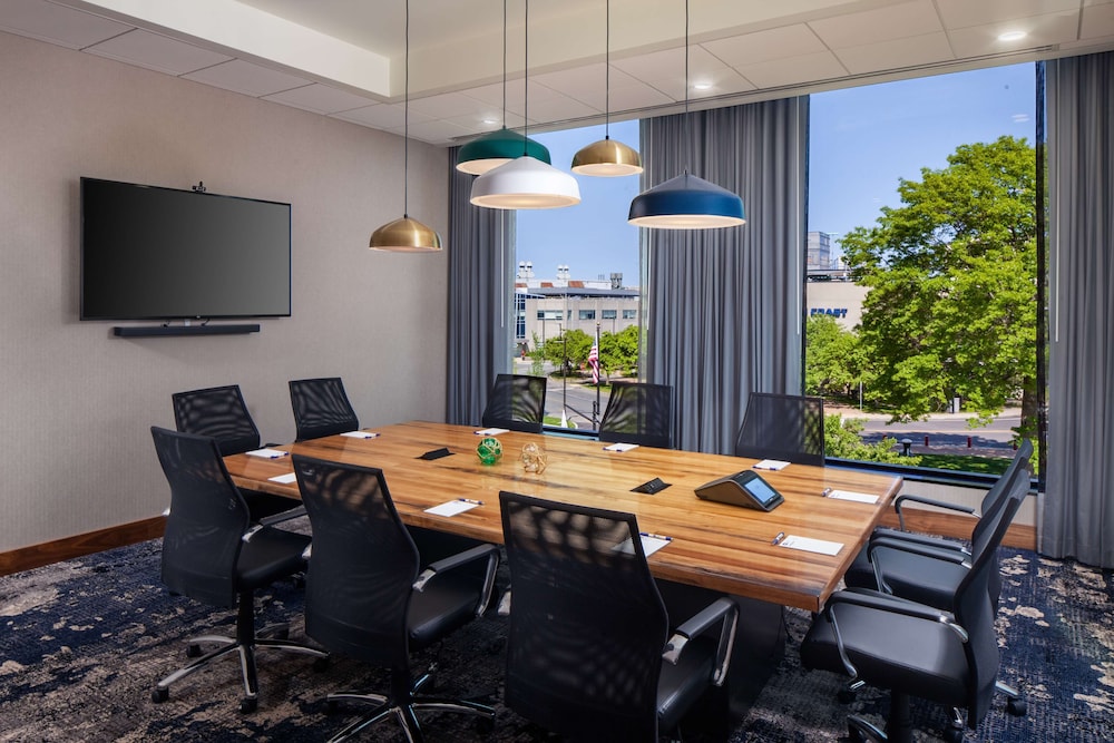 Hampton Inn Boston Seaport District - photo 35