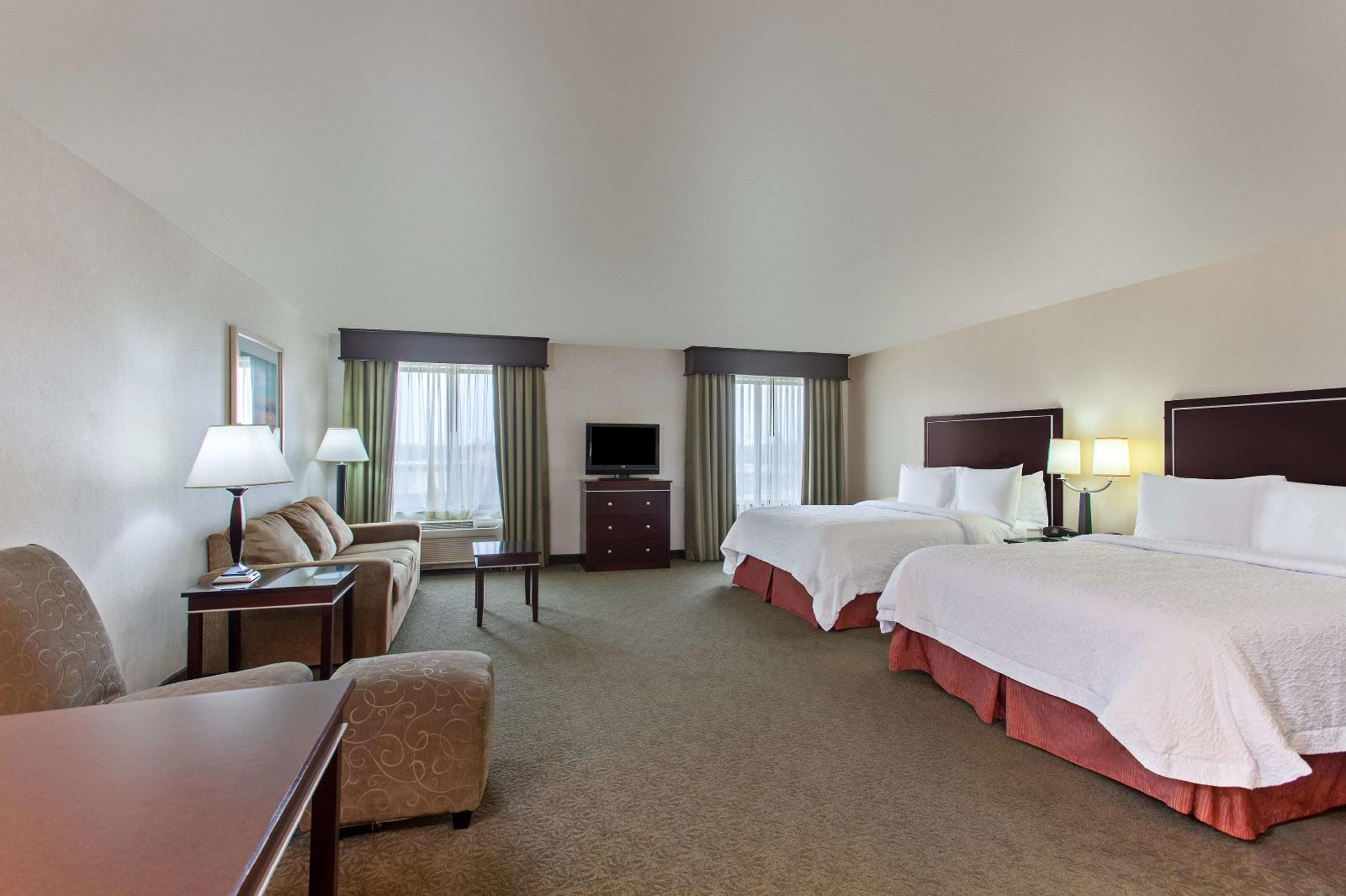 Hampton Inn & Suites Roseville - photo 7