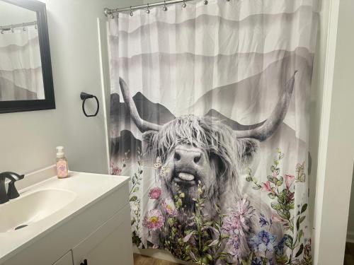 E Street Gallery King BedroomSHARED Bath - photo 9