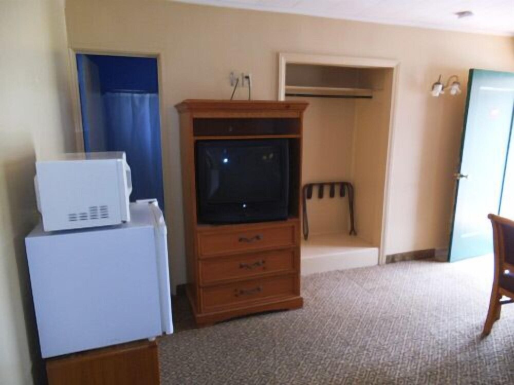 Relax Inn Franklin - photo 16