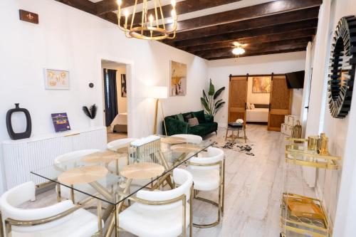 Esplanade Magic 5 Just Minutes By Uber Or Car To French Quarter and 5 mins from Superdome — 4-Star Luxury Hotel in New Orleans, United States