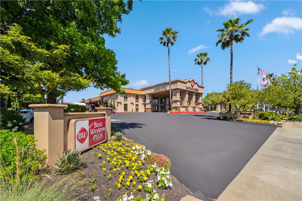 Best Western Plus Hilltop Inn - photo 39
