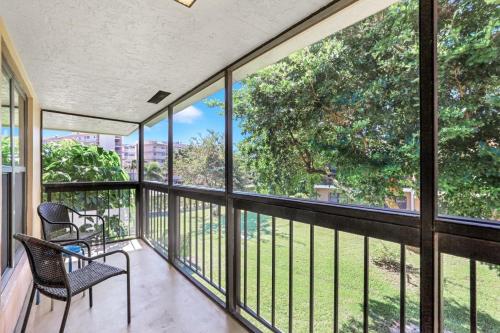 Charming condo with two pools and steps to beach — 4-Star Luxury Hotel in Marco Island, United States
