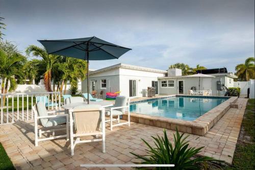 Coral Cottage Pool & Beach & Golf — 4-Star Luxury Hotel in Cocoa Beach, United States