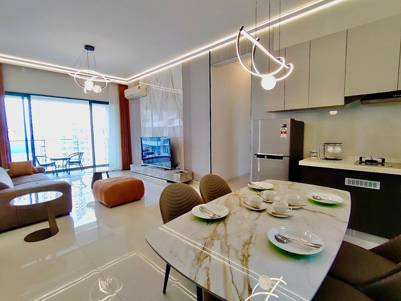 Deluxe 3 Bed 3 Bath Apartment — 4-Star Luxury Hotel in Johor Bahru, Malaysia