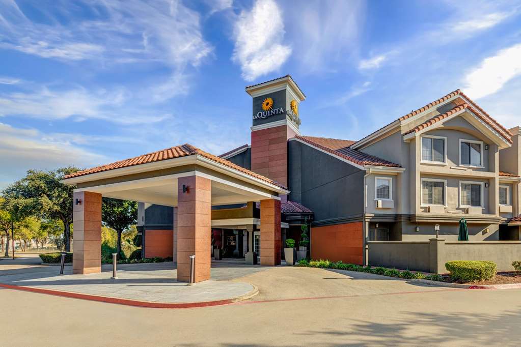 La Quinta Inn & Suites by Wyndham Dallas DFW Airport North - photo 5