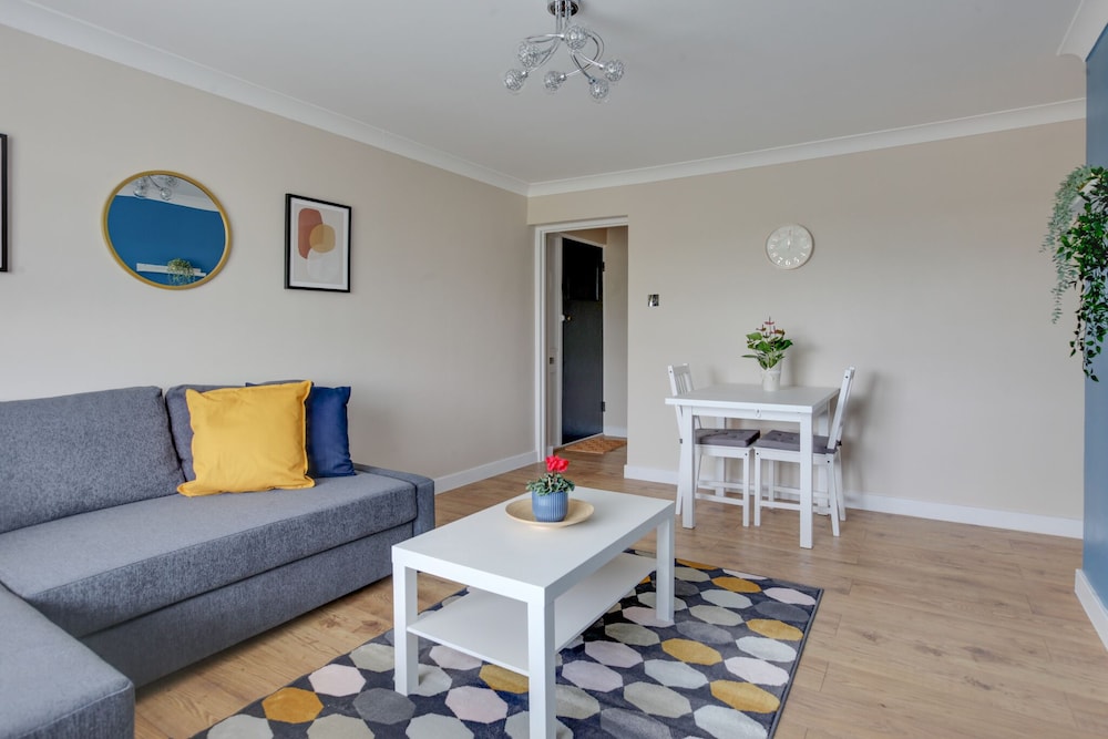 Bookeduk Bright Flat In Harlow 17493184 — Harlow