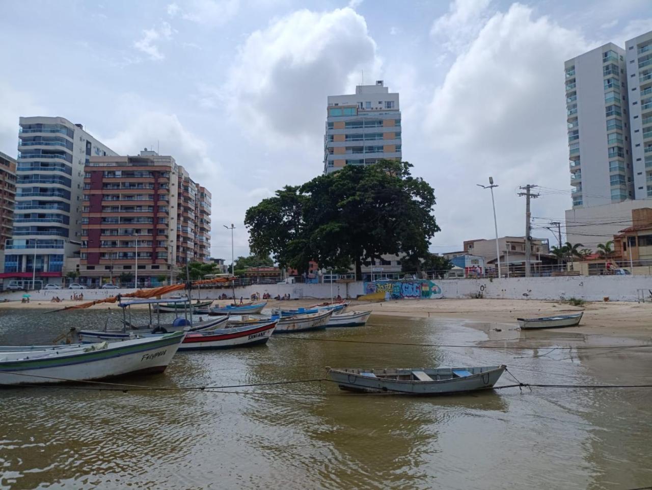 Apartamento Pé na Areia Wi Fi e Garagem Privativa início da Praia do Morro — 4-Star Luxury Hotel in Guarapari, Brasil