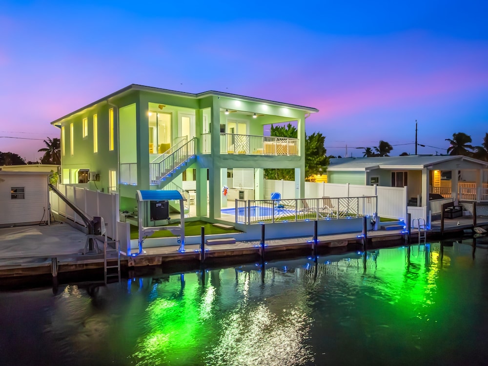 Aqua Verde Waterfront Lux Gem Dock Game Room in Marathon, United States