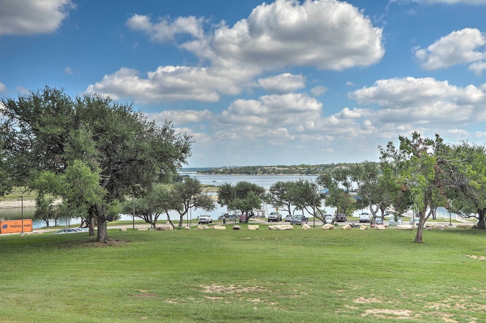 Modern Lake Travis Haven with Resort Amenities - photo 8
