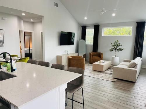 Luxurious Hidden Gem Downtown Access Balcony in Austin, United States