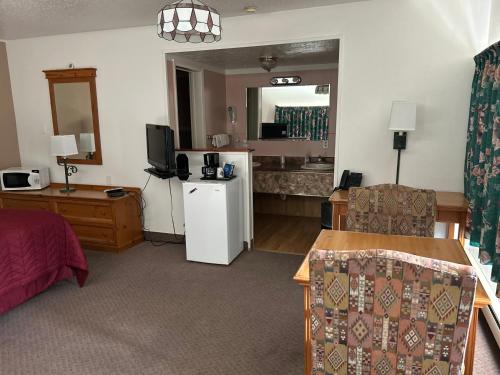 Redwood Arms Motel - photo 5