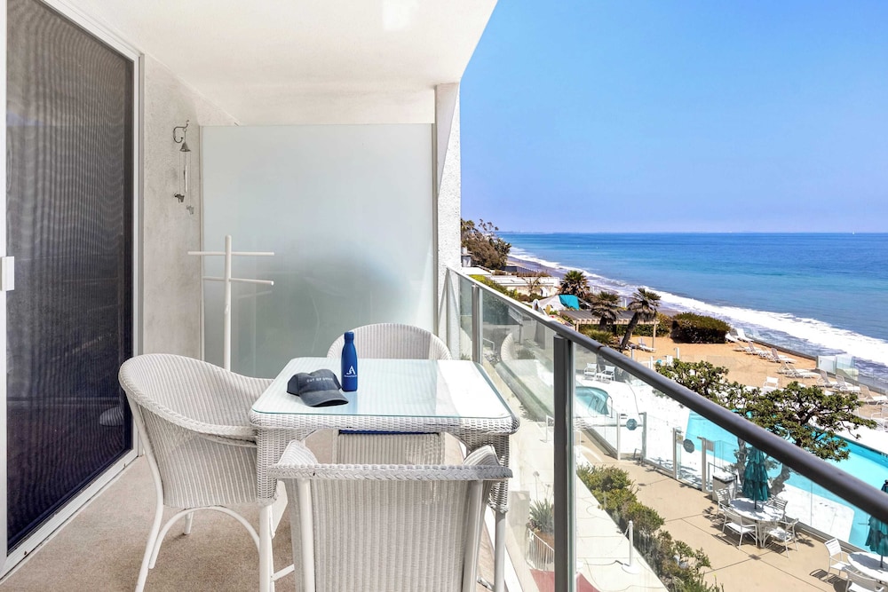 Oceanfront Gem w Balcony Pool Hot Tub & Carbon Beach Access Bluewater Haven by Avantstay in Malibu, United States