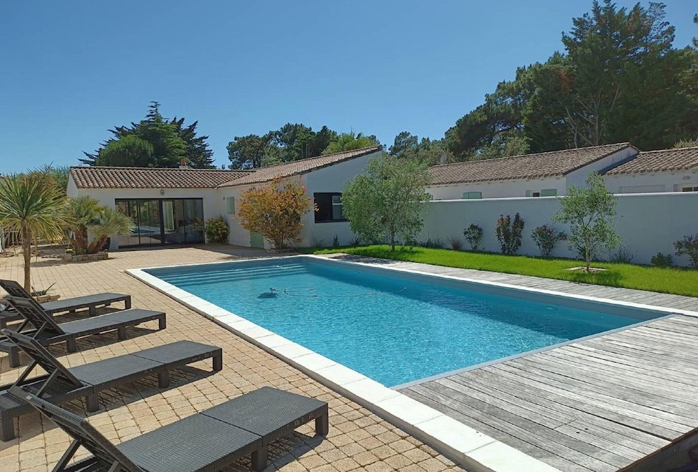 Charming Villa in Le Bois plage With Private Pool — 4-Star Luxury Hotel in Sainte-Marie-De-Re, France