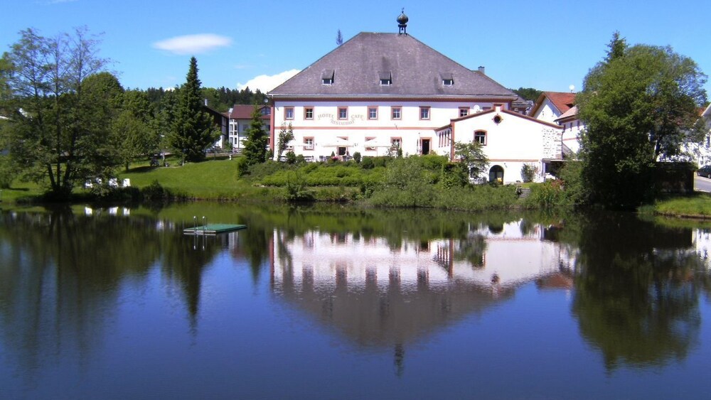 See Hotel Bierhütte — hotel in Hohenau