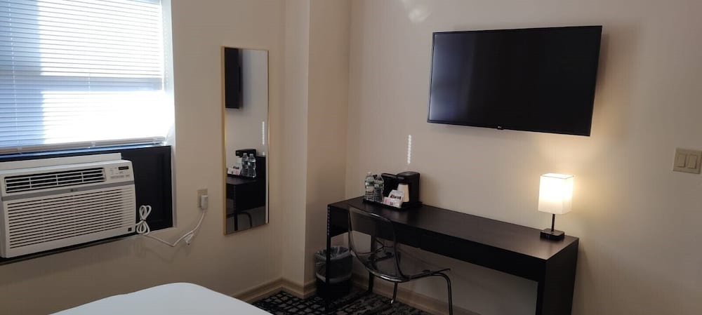 Night Hotel Broadway - photo 11