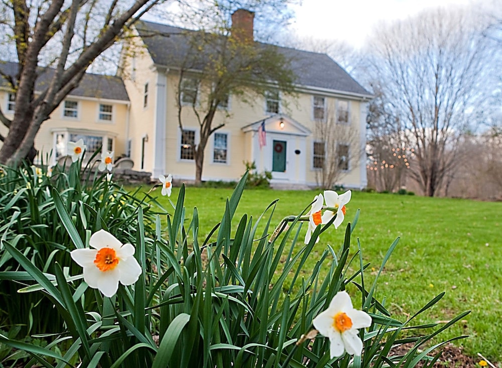 Stonecroft Inn - carbon neutral hotel in Ledyard