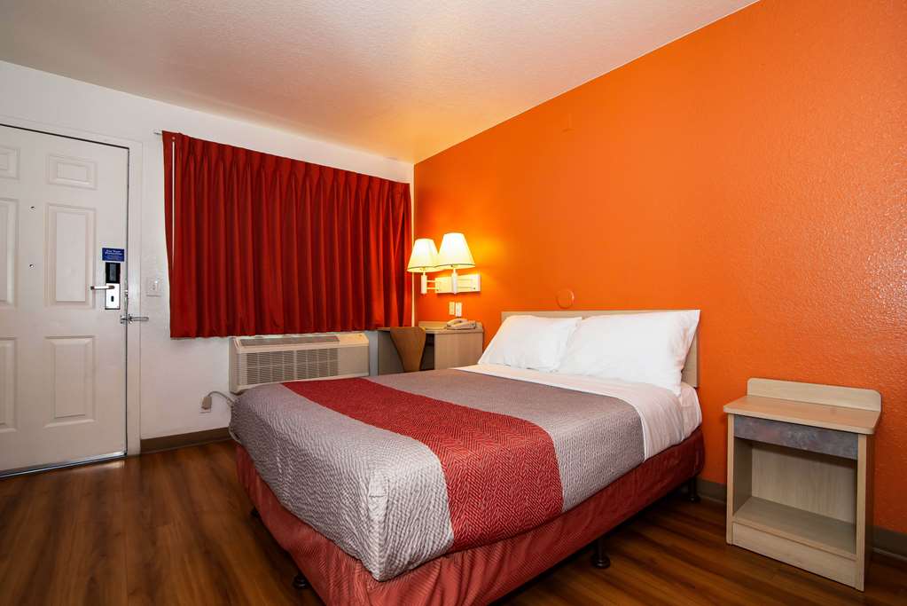 Motel 6 Palm Springs CA East Palm Canyon - photo 41
