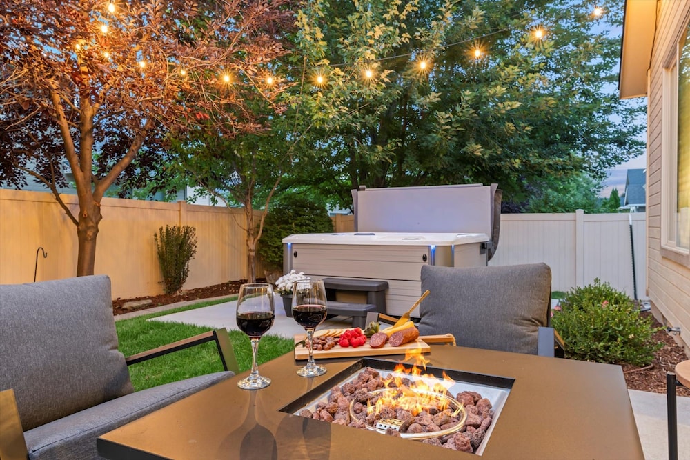 Soak Play Firepit Spa Game Room Sleeps 14 in Meridian, United States